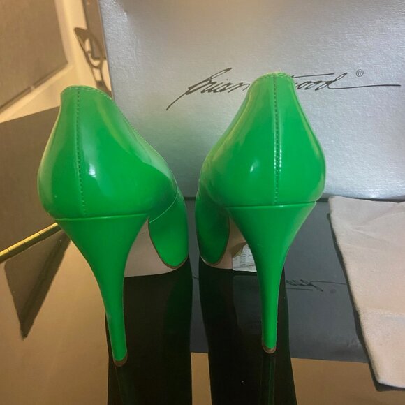 Very Nice NWT Brian Atwood Neon Green Patent Leather Pumps - Size 36/6 - Picture 3 of 4